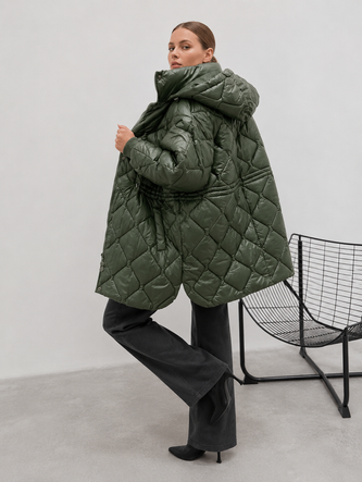 Voľná prešívaná bunda s neodnímateľnou kapucňou v khaki farbe