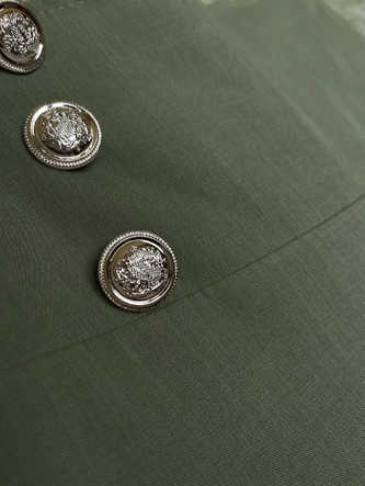 Elegantné dámske nohavice v khaki farbe so zlatými gombíkmi