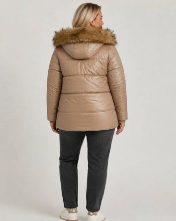 Ľahko zateplená dámska bunda s kapucňou vo veľkosti plus size v kamelovej farbe
