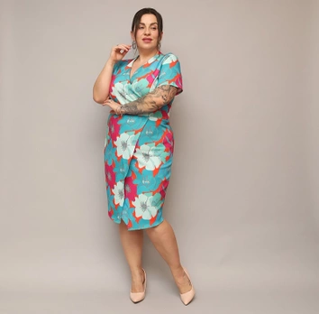 Šaty vo veľkosti plus size s výstrihom do V, so zeleno-oranžovými kvetinami