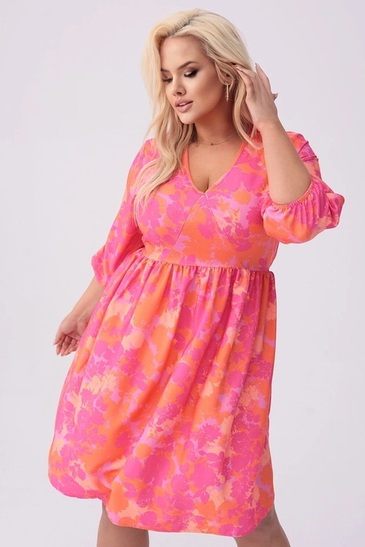 Šaty vo veľkosti plus size s ružovo-oranžovým kvetinovým vzorom