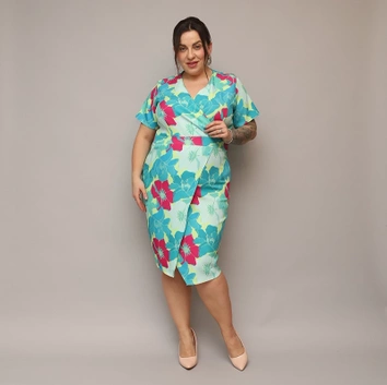 Šaty vo veľkosti plus size s výstrihom do V, zelené s fuchsiovými kvetmi